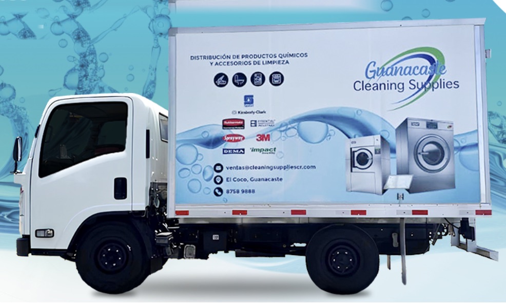 Camión de Guanacaste Cleaning Supplies con equipos de lavandería industrial